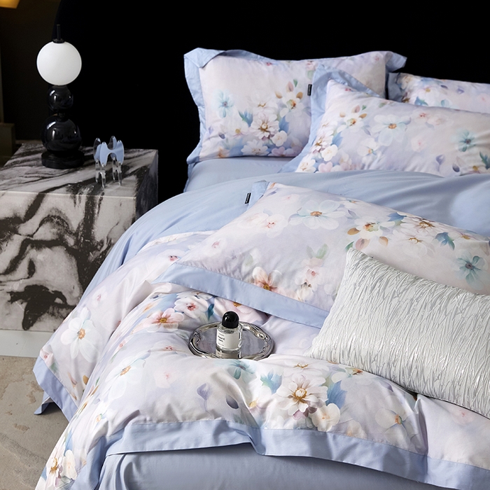 91家纺网 家纺一手货源 找家纺 薏思家纺 2026年13376新疆铂金棉飞边工艺印花四件套 水中月兰