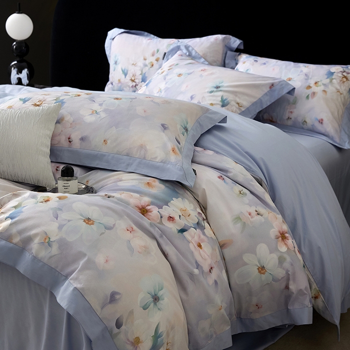 91家纺网 家纺一手货源 找家纺 薏思家纺 2026年13376新疆铂金棉飞边工艺印花四件套 水中月兰