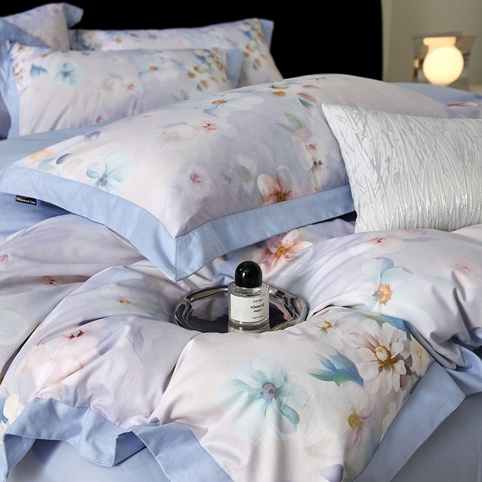 91家纺网 家纺一手货源 找家纺 薏思家纺 2026年13376新疆铂金棉飞边工艺印花四件套 水中月兰