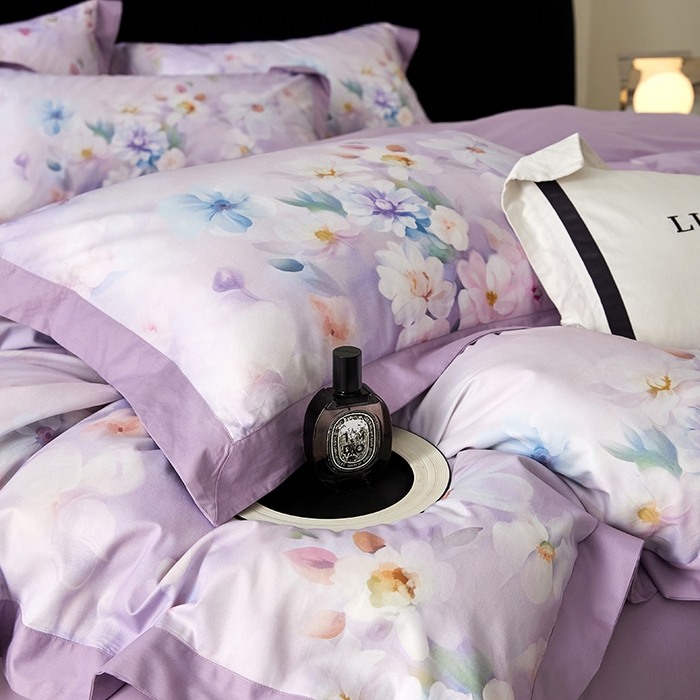 91家纺网 家纺一手货源 找家纺 薏思家纺 2026年13376新疆铂金棉飞边工艺印花四件套 水中月紫