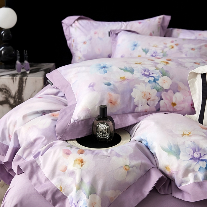 91家纺网 家纺一手货源 找家纺 薏思家纺 2026年13376新疆铂金棉飞边工艺印花四件套 水中月紫