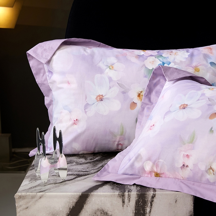 91家纺网 家纺一手货源 找家纺 薏思家纺 2026年13376新疆铂金棉飞边工艺印花四件套 水中月紫