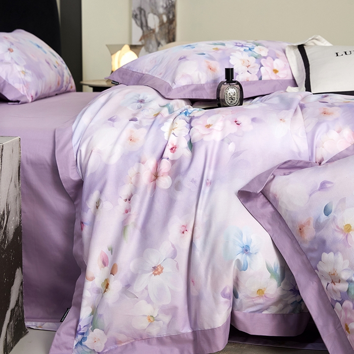 91家纺网 家纺一手货源 找家纺 薏思家纺 2026年13376新疆铂金棉飞边工艺印花四件套 水中月紫