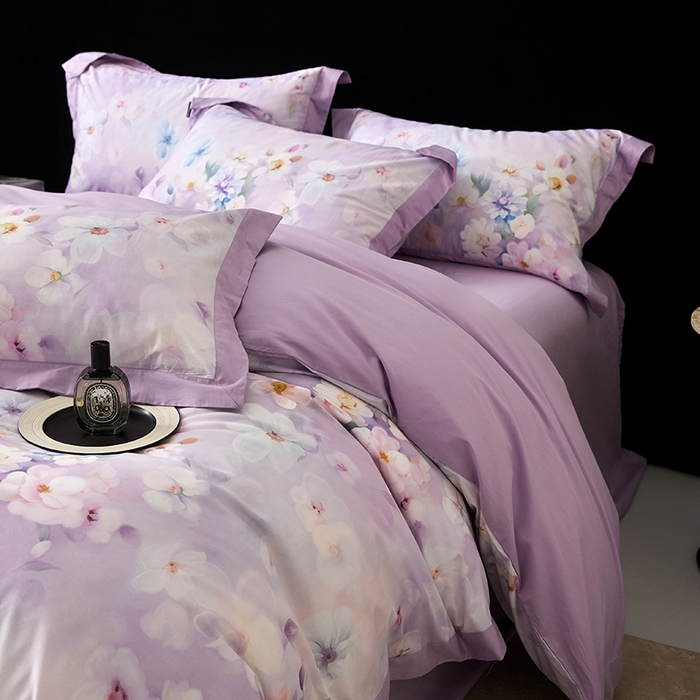 91家纺网 家纺一手货源 找家纺 薏思家纺 2026年13376新疆铂金棉飞边工艺印花四件套 水中月紫