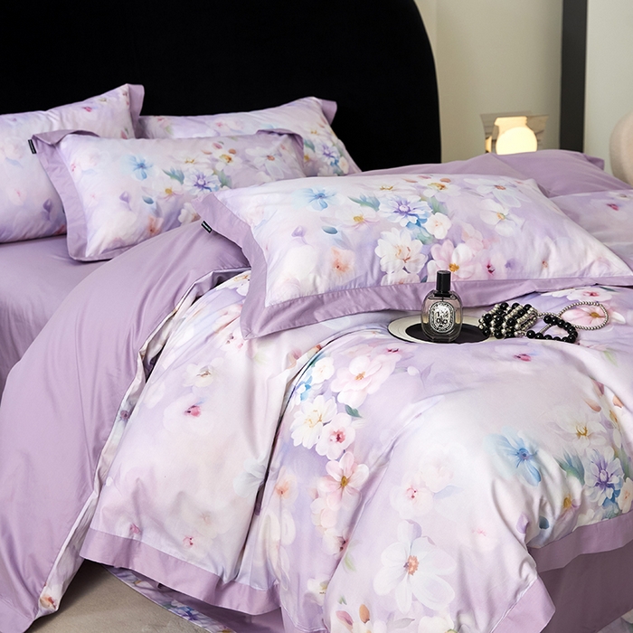 91家纺网 家纺一手货源 找家纺 薏思家纺 2026年13376新疆铂金棉飞边工艺印花四件套 水中月紫