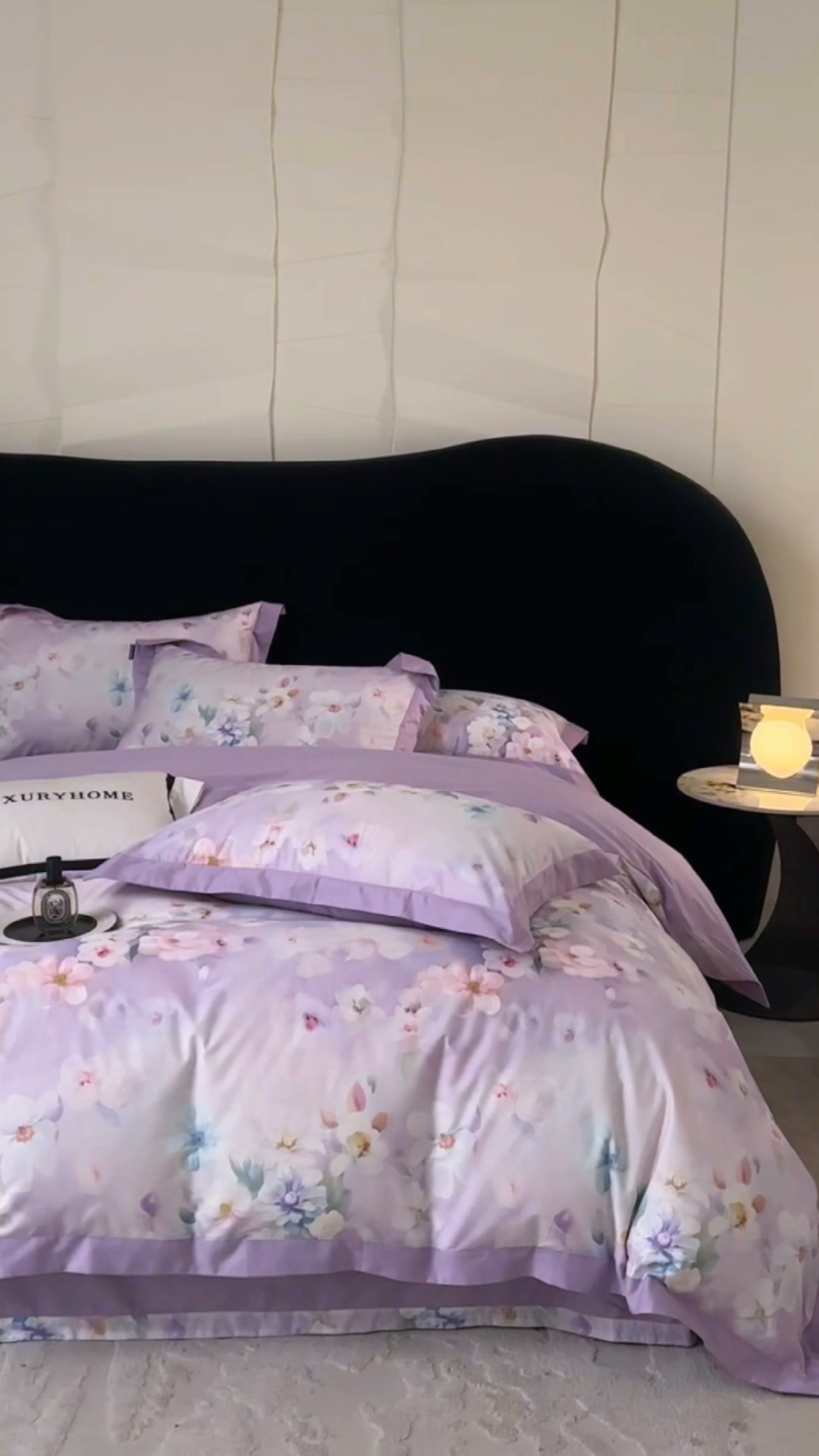 91家纺网 家纺一手货源 找家纺 薏思家纺 2026年13376新疆铂金棉飞边工艺印花四件套 水中月紫