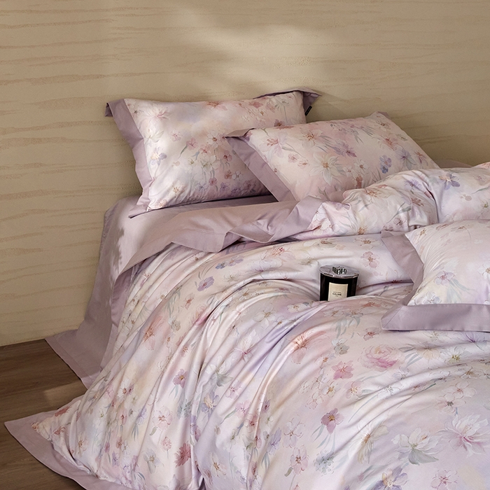 91家纺网 家纺一手货源 找家纺 薏思家纺 2026年13376新疆铂金棉飞边工艺印花四件套 甜梦粉