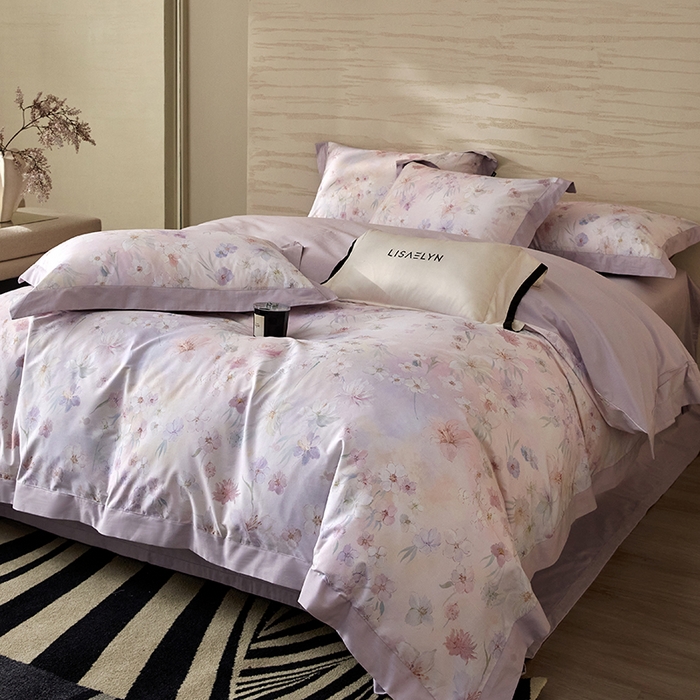 91家纺网 家纺一手货源 找家纺 薏思家纺 2026年13376新疆铂金棉飞边工艺印花四件套 甜梦粉