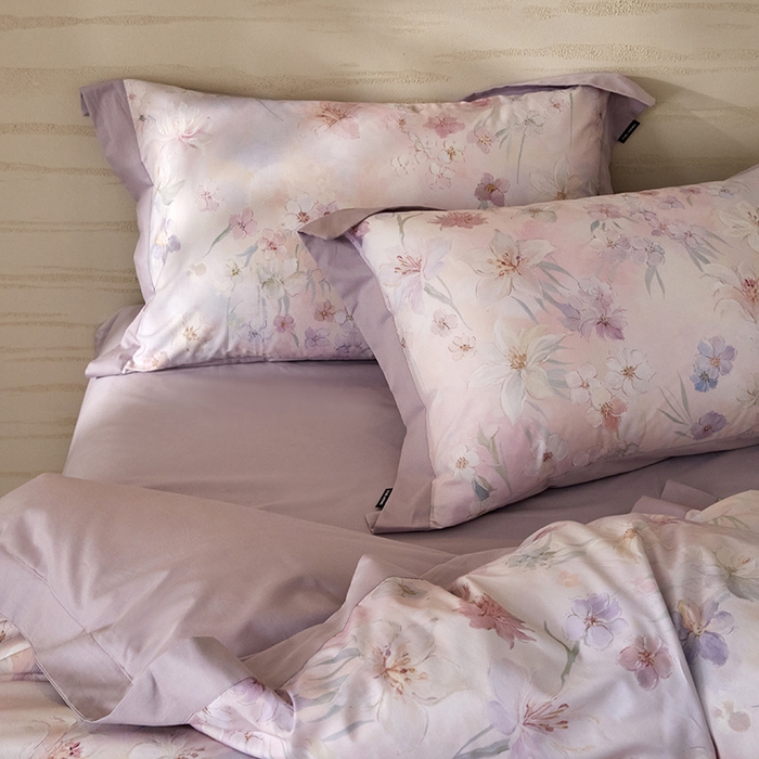 91家纺网 家纺一手货源 找家纺 薏思家纺 2026年13376新疆铂金棉飞边工艺印花四件套 甜梦粉