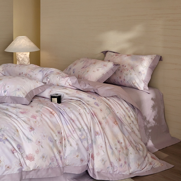 91家纺网 家纺一手货源 找家纺 薏思家纺 2026年13376新疆铂金棉飞边工艺印花四件套 甜梦粉