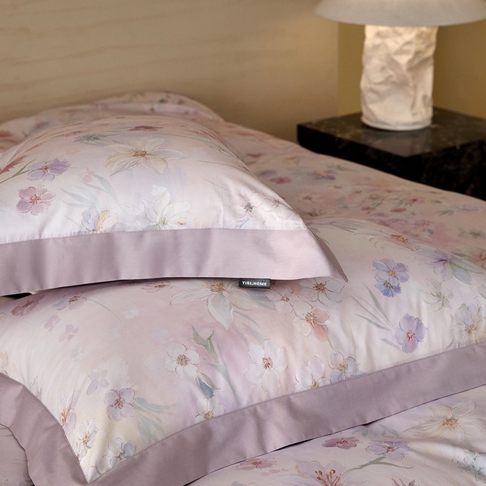 91家纺网 家纺一手货源 找家纺 薏思家纺 2026年13376新疆铂金棉飞边工艺印花四件套 甜梦粉