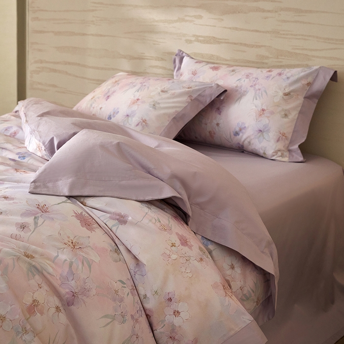 91家纺网 家纺一手货源 找家纺 薏思家纺 2026年13376新疆铂金棉飞边工艺印花四件套 甜梦粉