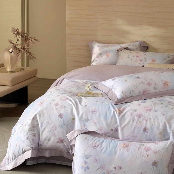 91家纺网 家纺一手货源 找家纺 薏思家纺 2026年13376新疆铂金棉飞边工艺印花四件套 甜梦浅紫