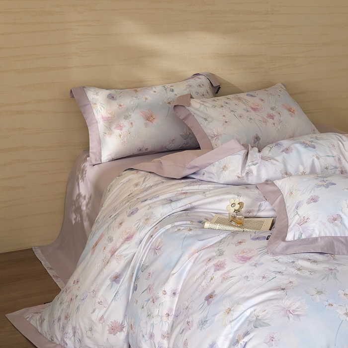 91家纺网 家纺一手货源 找家纺 薏思家纺 2026年13376新疆铂金棉飞边工艺印花四件套 甜梦浅紫