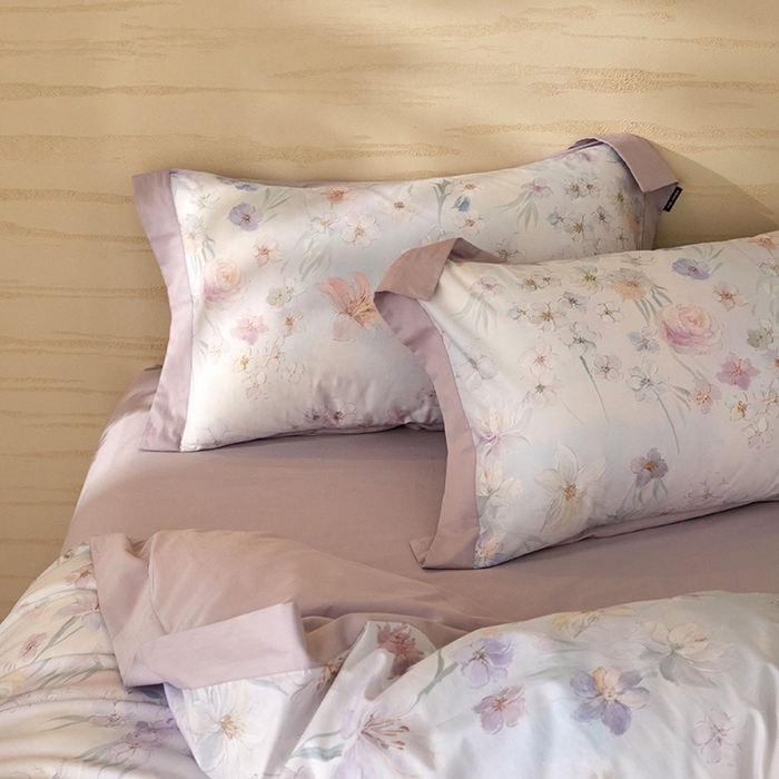 91家纺网 家纺一手货源 找家纺 薏思家纺 2026年13376新疆铂金棉飞边工艺印花四件套 甜梦浅紫