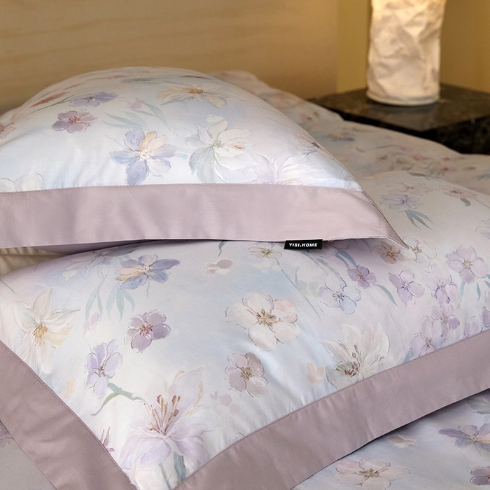 91家纺网 家纺一手货源 找家纺 薏思家纺 2026年13376新疆铂金棉飞边工艺印花四件套 甜梦浅紫