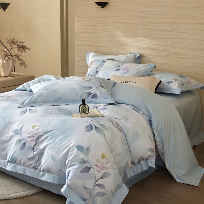 91家纺网 家纺一手货源 找家纺 薏思家纺 2026年13376新疆铂金棉飞边工艺印花四件套 秀颜兰