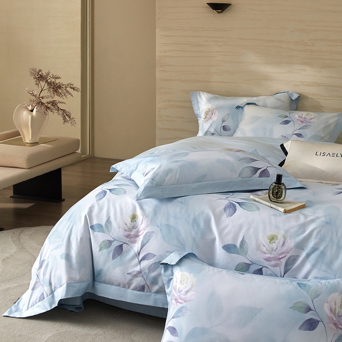 91家纺网 家纺一手货源 找家纺 薏思家纺 2026年13376新疆铂金棉飞边工艺印花四件套 秀颜兰