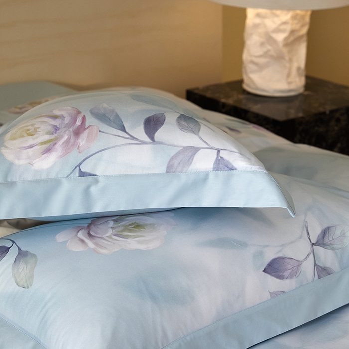 91家纺网 家纺一手货源 找家纺 薏思家纺 2026年13376新疆铂金棉飞边工艺印花四件套 秀颜兰