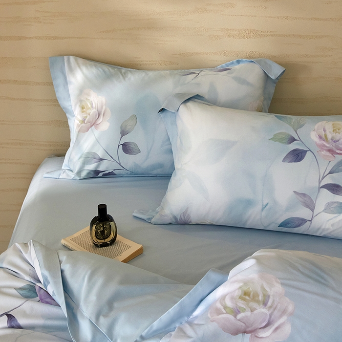 91家纺网 家纺一手货源 找家纺 薏思家纺 2026年13376新疆铂金棉飞边工艺印花四件套 秀颜兰