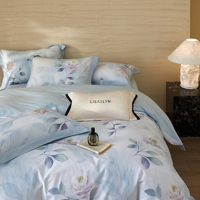 91家纺网 家纺一手货源 找家纺 薏思家纺 2026年13376新疆铂金棉飞边工艺印花四件套 秀颜兰