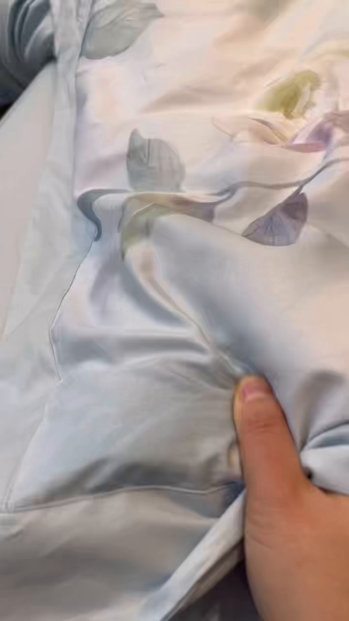 91家纺网 家纺一手货源 找家纺 薏思家纺 2026年13376新疆铂金棉飞边工艺印花四件套 秀颜兰