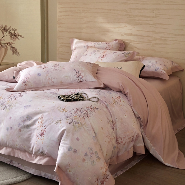 91家纺网 家纺一手货源 找家纺 薏思家纺 2026年13376新疆铂金棉飞边工艺印花四件套 一帘幽梦