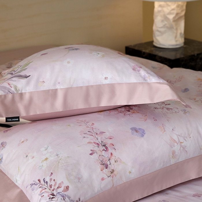 91家纺网 家纺一手货源 找家纺 薏思家纺 2026年13376新疆铂金棉飞边工艺印花四件套 一帘幽梦