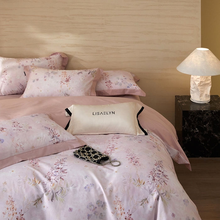 91家纺网 家纺一手货源 找家纺 薏思家纺 2026年13376新疆铂金棉飞边工艺印花四件套 一帘幽梦