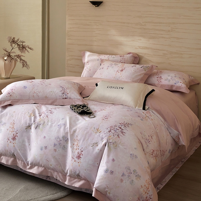 91家纺网 家纺一手货源 找家纺 薏思家纺 2026年13376新疆铂金棉飞边工艺印花四件套 一帘幽梦