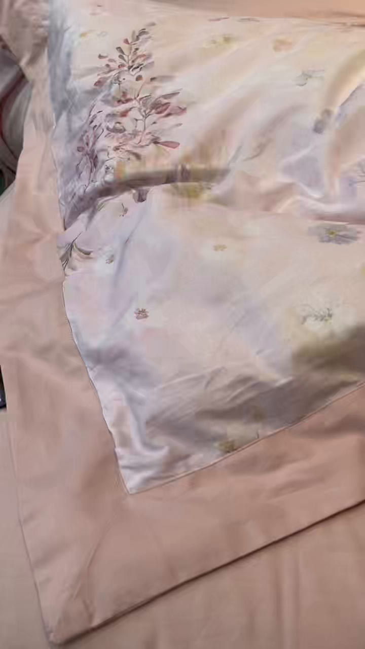 91家纺网 家纺一手货源 找家纺 薏思家纺 2026年13376新疆铂金棉飞边工艺印花四件套 一帘幽梦