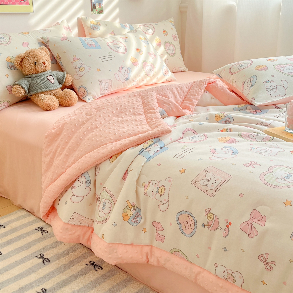 91家纺网 家纺一手货源 找家纺 盛秋家纺 2026新款A类水洗棉豆豆夏被系列 爱心猫咪+奶油粉