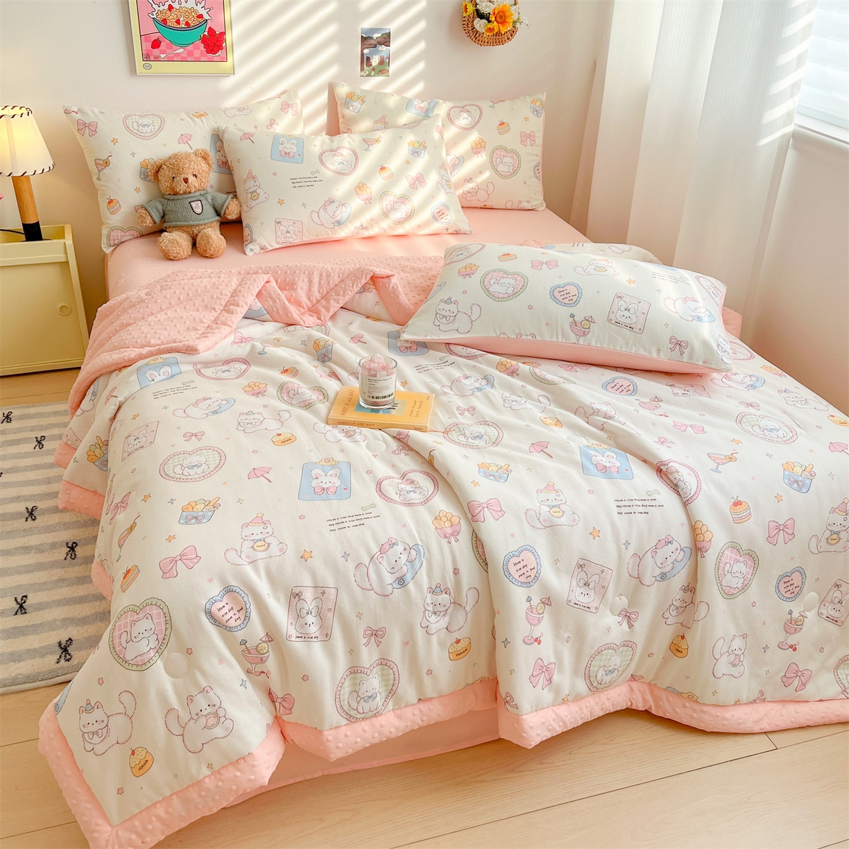 91家纺网 家纺一手货源 找家纺 盛秋家纺 2026新款A类水洗棉豆豆夏被系列 爱心猫咪+奶油粉