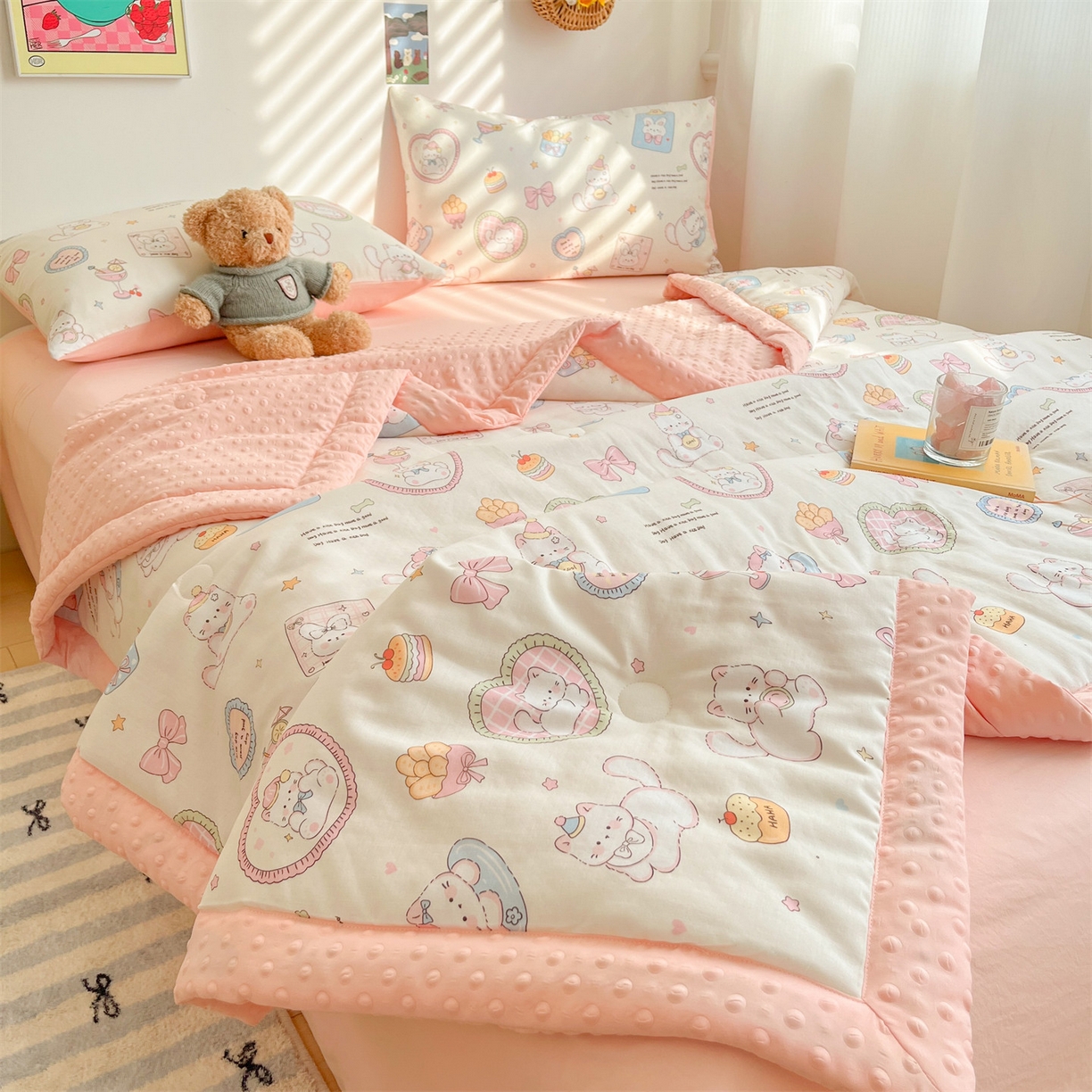 91家纺网 家纺一手货源 找家纺 盛秋家纺 2026新款A类水洗棉豆豆夏被系列 爱心猫咪+奶油粉