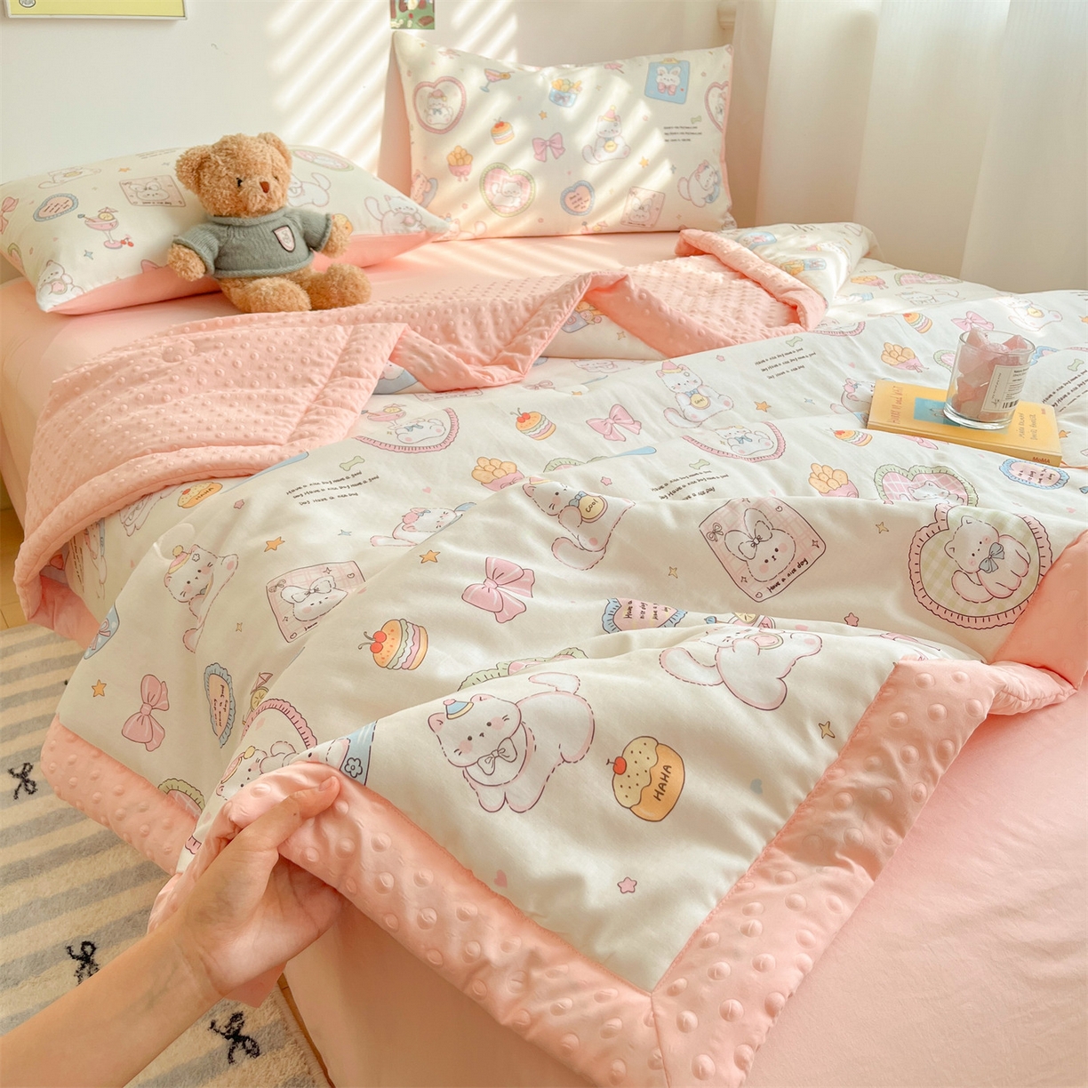 91家纺网 家纺一手货源 找家纺 盛秋家纺 2026新款A类水洗棉豆豆夏被系列 爱心猫咪+奶油粉