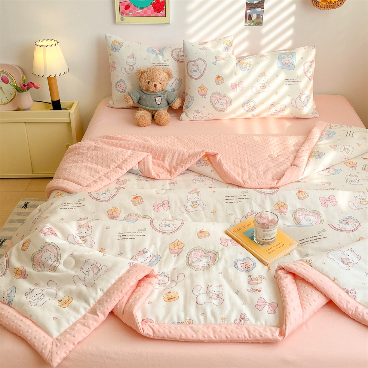 91家纺网 家纺一手货源 找家纺 盛秋家纺 2026新款A类水洗棉豆豆夏被系列 爱心猫咪+奶油粉