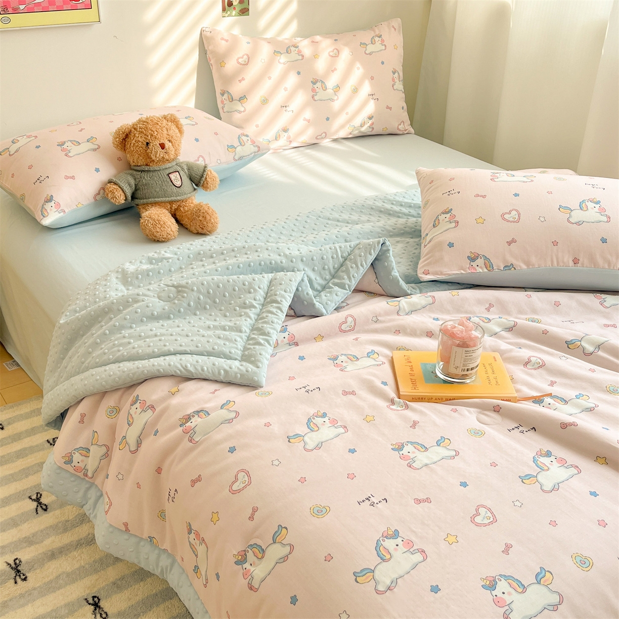 91家纺网 家纺一手货源 找家纺 盛秋家纺 2026新款A类水洗棉豆豆夏被系列 独角兽粉+天空蓝