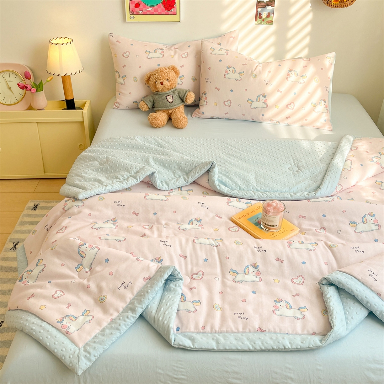 91家纺网 家纺一手货源 找家纺 盛秋家纺 2026新款A类水洗棉豆豆夏被系列 独角兽粉+天空蓝