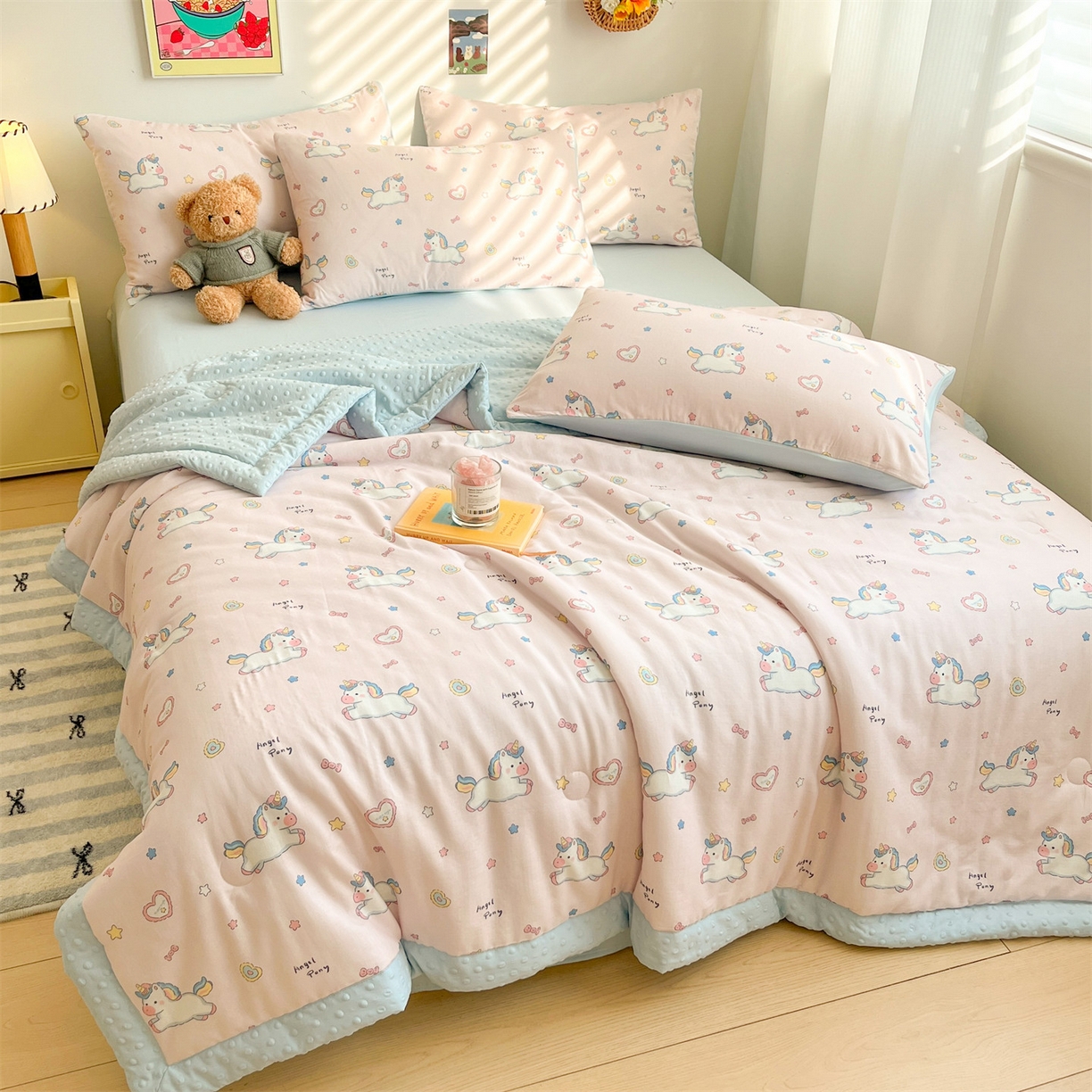 91家纺网 家纺一手货源 找家纺 盛秋家纺 2026新款A类水洗棉豆豆夏被系列 独角兽粉+天空蓝