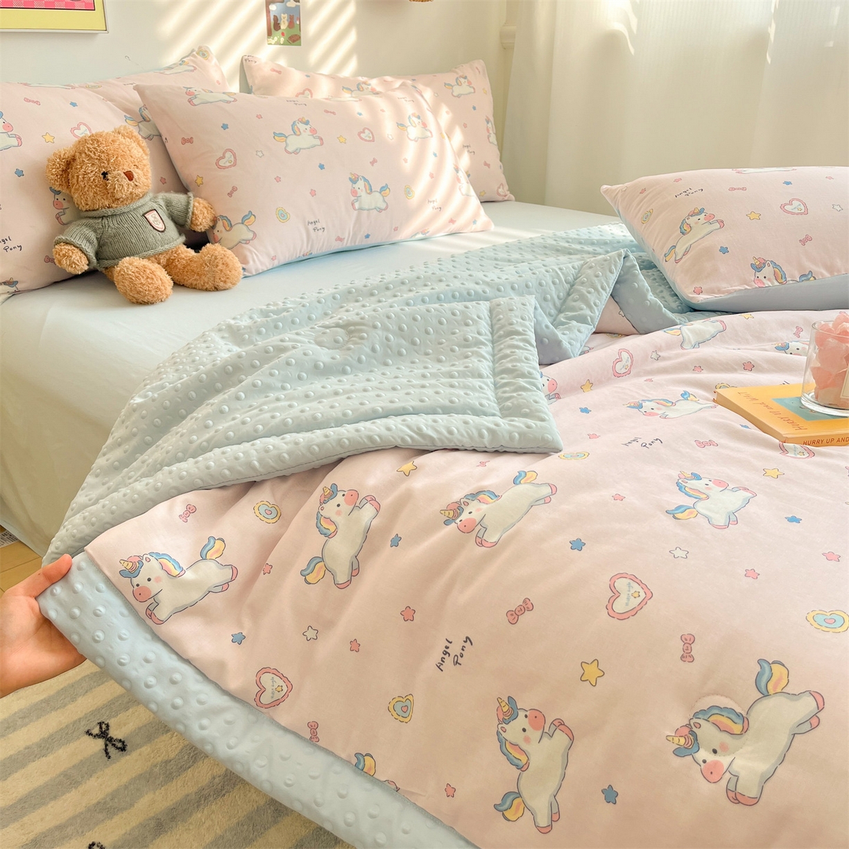 91家纺网 家纺一手货源 找家纺 盛秋家纺 2026新款A类水洗棉豆豆夏被系列 独角兽粉+天空蓝