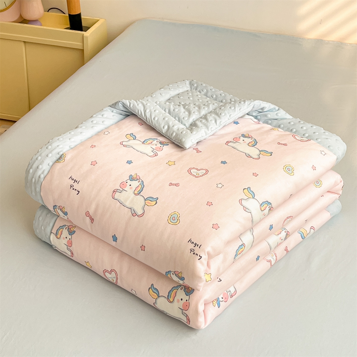 91家纺网 家纺一手货源 找家纺 盛秋家纺 2026新款A类水洗棉豆豆夏被系列 独角兽粉+天空蓝