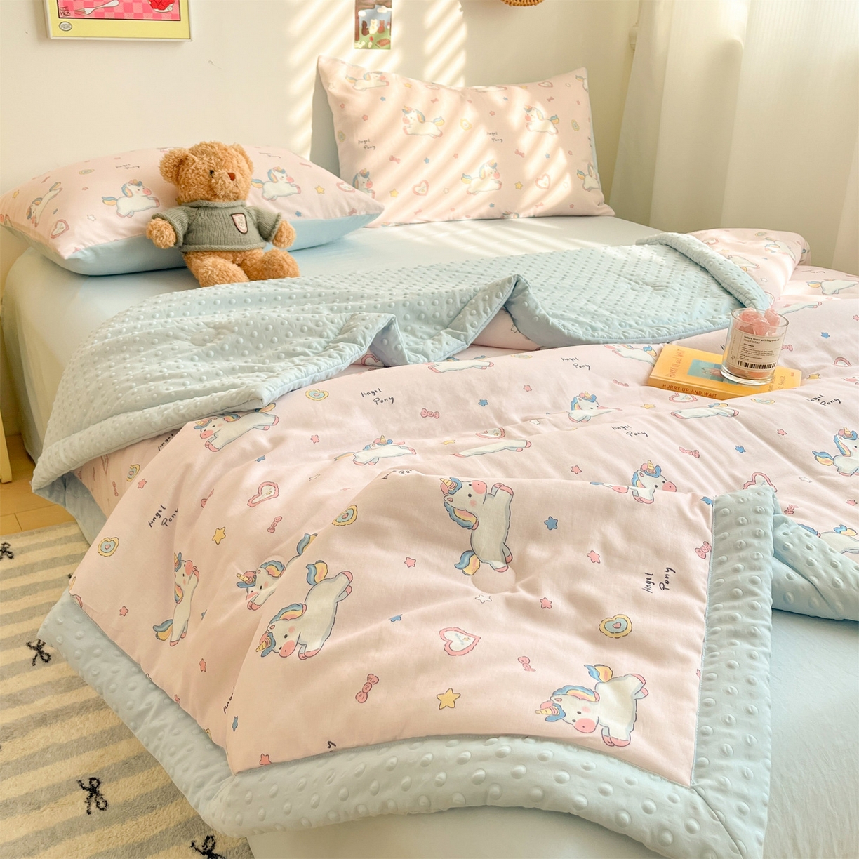 91家纺网 家纺一手货源 找家纺 盛秋家纺 2026新款A类水洗棉豆豆夏被系列 独角兽粉+天空蓝