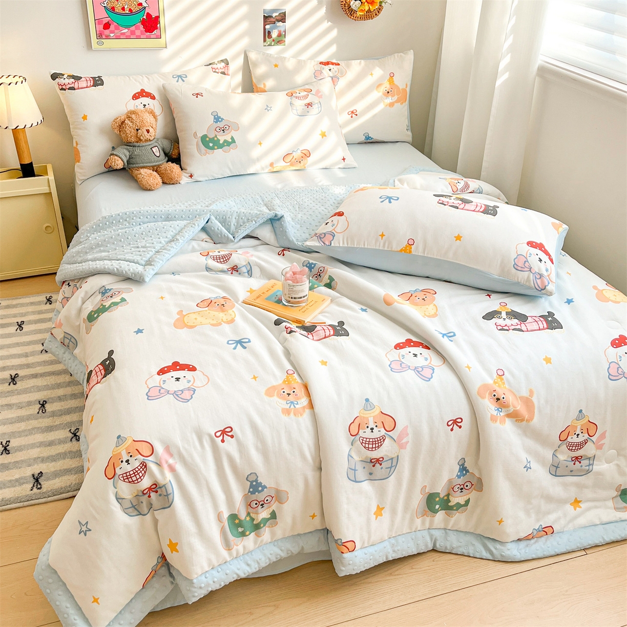 91家纺网 家纺一手货源 找家纺 盛秋家纺 2026新款A类水洗棉豆豆夏被系列 狗狗游园+天空蓝