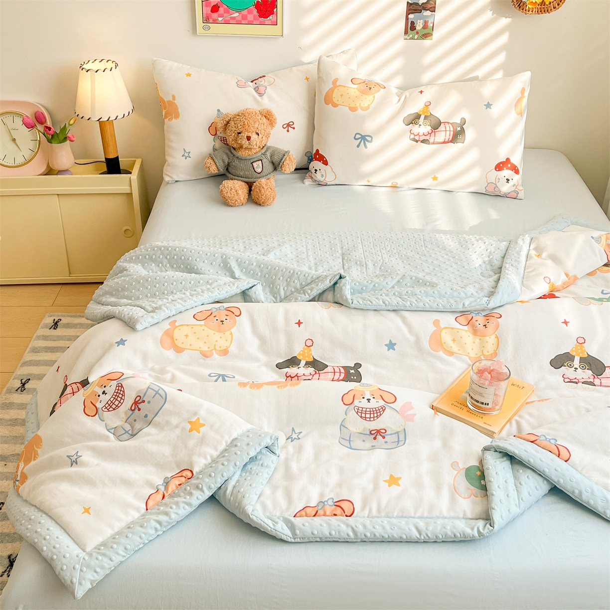 91家纺网 家纺一手货源 找家纺 盛秋家纺 2026新款A类水洗棉豆豆夏被系列 狗狗游园+天空蓝