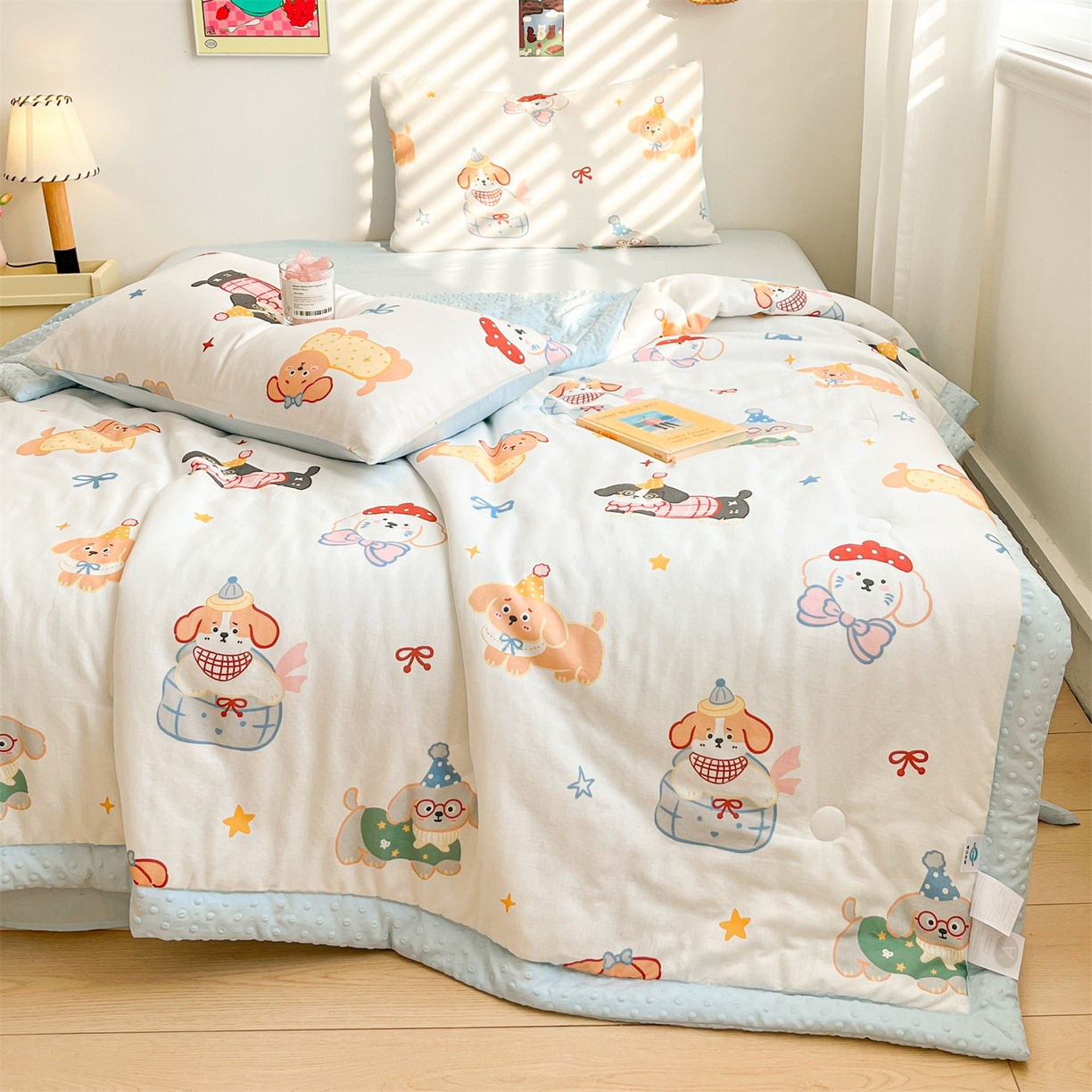 91家纺网 家纺一手货源 找家纺 盛秋家纺 2026新款A类水洗棉豆豆夏被系列 狗狗游园+天空蓝