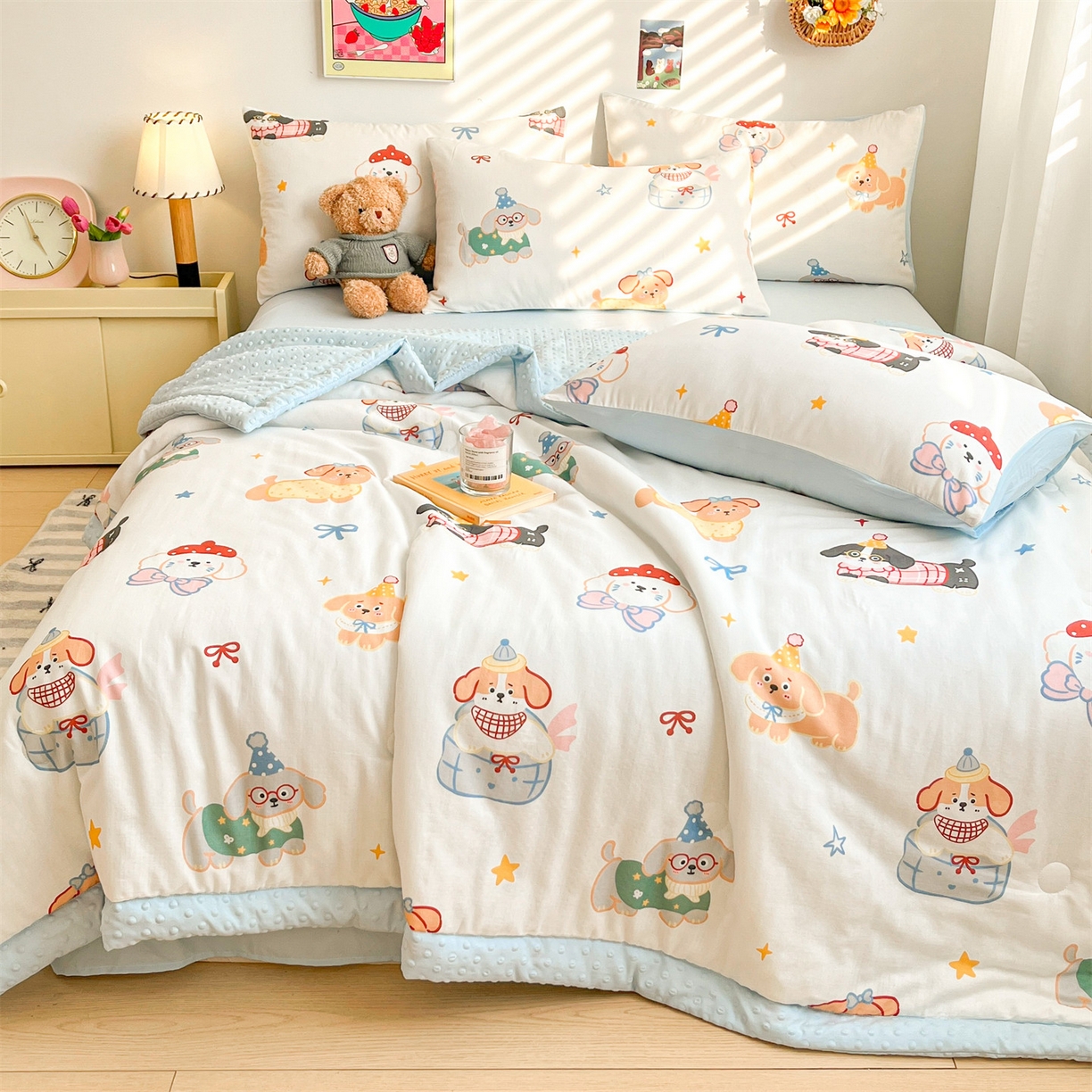 91家纺网 家纺一手货源 找家纺 盛秋家纺 2026新款A类水洗棉豆豆夏被系列 狗狗游园+天空蓝