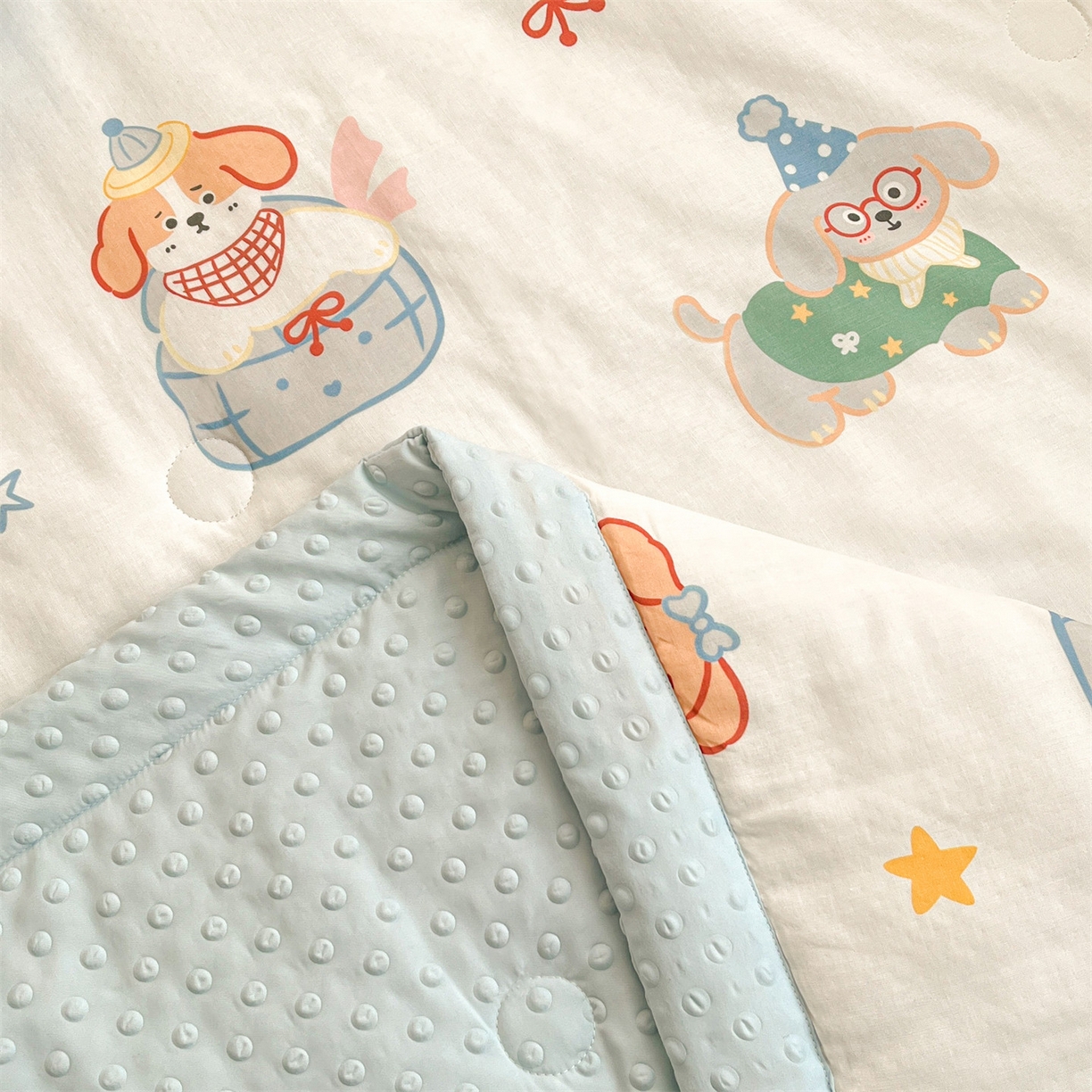 91家纺网 家纺一手货源 找家纺 盛秋家纺 2026新款A类水洗棉豆豆夏被系列 狗狗游园+天空蓝