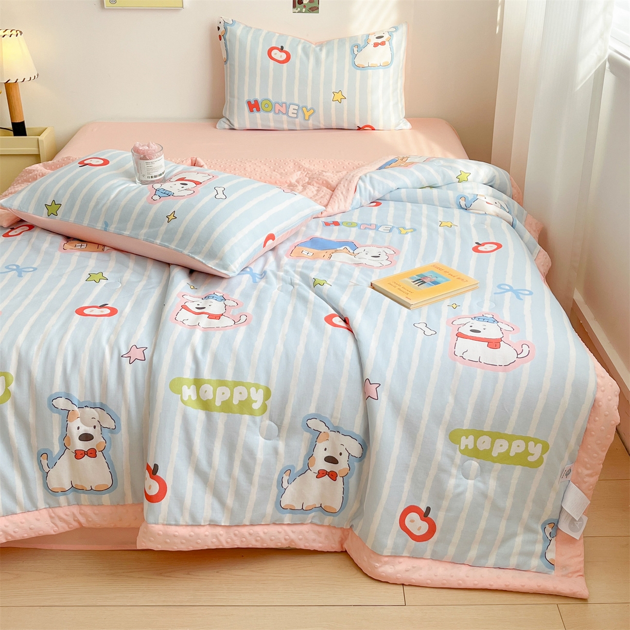 91家纺网 家纺一手货源 找家纺 盛秋家纺 2026新款A类水洗棉豆豆夏被系列 软萌汪汪蓝+奶油粉