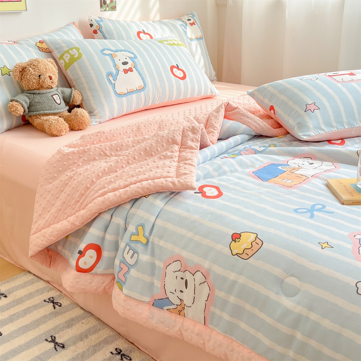 91家纺网 家纺一手货源 找家纺 盛秋家纺 2026新款A类水洗棉豆豆夏被系列 软萌汪汪蓝+奶油粉