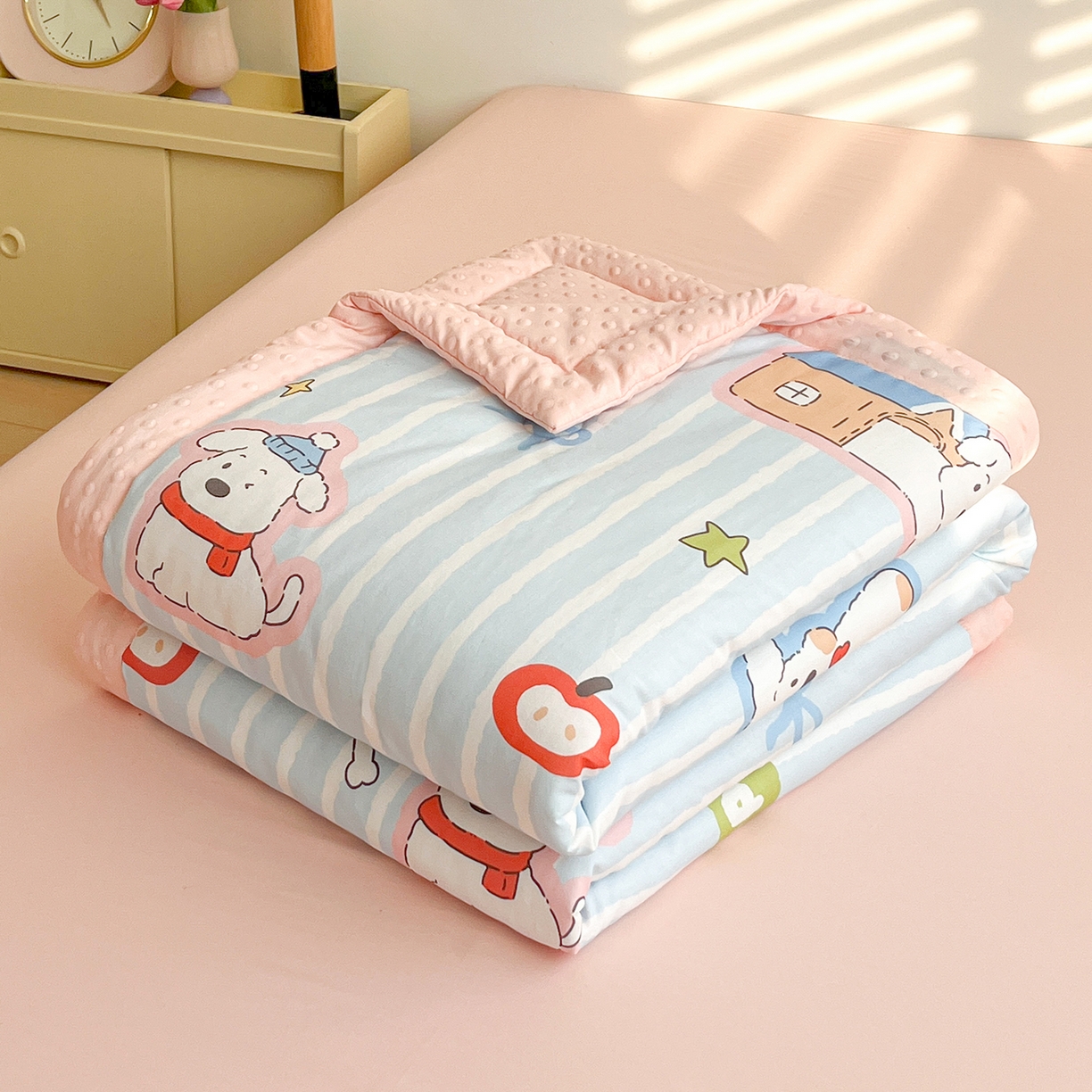 91家纺网 家纺一手货源 找家纺 盛秋家纺 2026新款A类水洗棉豆豆夏被系列 软萌汪汪蓝+奶油粉